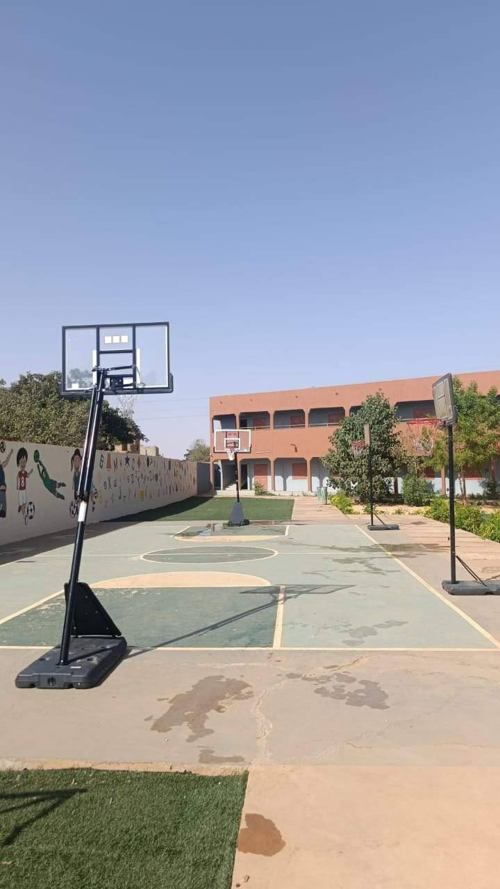 La cour de l'école et le bâtiment principal