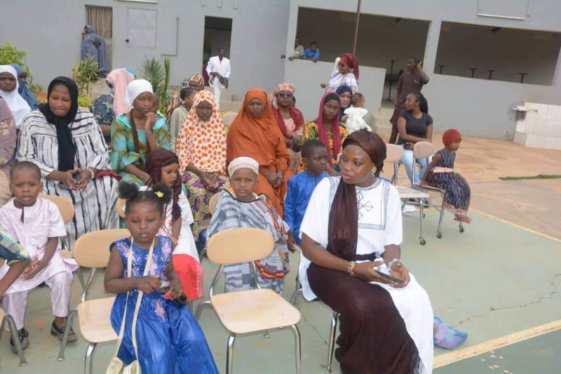Parents assistant à une fête de l'école