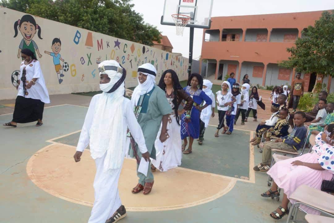 Élèves du CSP Liza Forever lors de la journée culturelle dans la cour de l'école
